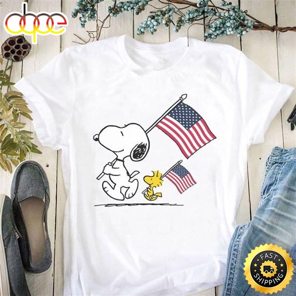 Snoopy And Woodstock Dog Running Holding American Flag Independence Day 4th July Gift T Shirt Gv2ol8